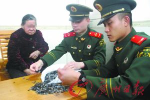 手機(jī)內(nèi)存卡因體積小、價(jià)值高，成為水客走私的“新寵”。圖為邊防官兵正在清點(diǎn)走私物品。