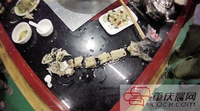 拼出魚骨，推斷魚沒有3斤8兩。 本報(bào)記者 平索茜 攝