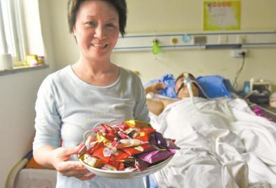 下周三兩人有望拿到結(jié)婚證，21日，喜氣洋洋的楊曉華已經(jīng)準(zhǔn)備好了喜糖。