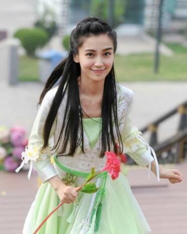 但是和倪妮站在一起，黑了一個(gè)色號(hào)，整個(gè)人都有點(diǎn)黯淡了。