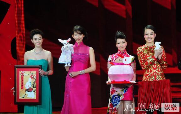 一直覺得長得奇怪的景甜，跟劉天仙的合影，竟然還不錯(cuò)。