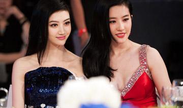 除了白，在合影中還有另外一個(gè)制勝法寶，就是——高。