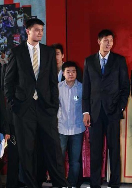 鄧超夫婦以及于嘉、林書豪，放在人群里都是不錯(cuò)的身高，顯然，他們選錯(cuò)了參照物。