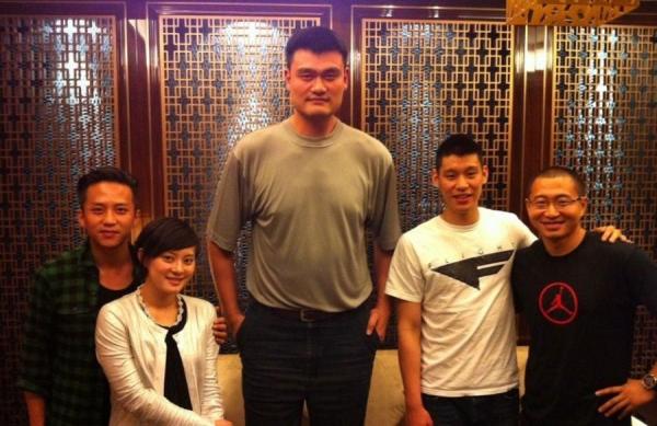 姚明+曾志偉，心疼兩人的脖子……