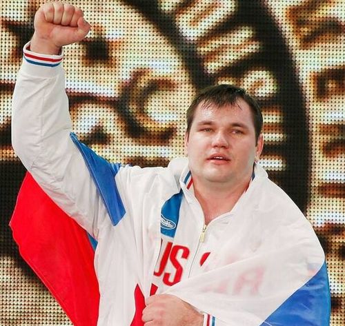 圖為2015年11月28日，阿列克謝·洛夫切夫在2015舉重世錦賽男子105公斤級頒獎儀式上慶祝。