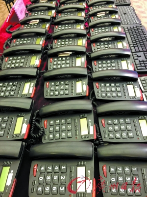 廣東警方展示偵破的跨境電信詐騙案中繳獲的作案電話。