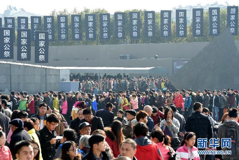 12月14日,參觀者在南京大屠殺遇難同胞紀(jì)念館參觀?！　⌒氯A社記者孫參攝