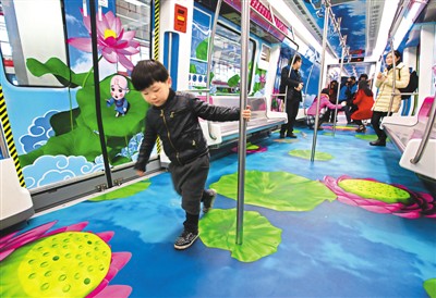 圖為試乘乘客流連忘返。