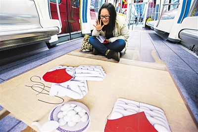 圖為試乘乘客流連忘返。