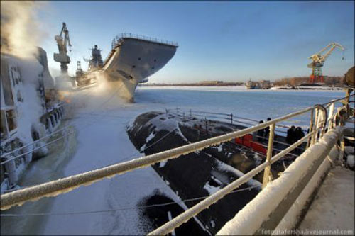 資料圖：2011年冬天正在進(jìn)行最后改裝的戈爾什科夫號航母。