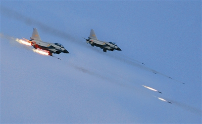 戰(zhàn)機(jī)對(duì)地攻擊。劉應(yīng)華攝