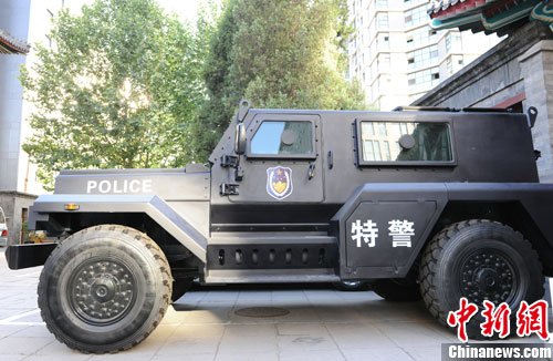 　　國(guó)產(chǎn)輕型聯(lián)合越野戰(zhàn)車側(cè)面照。張龍?jiān)茢z