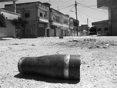 　11日，霍姆斯，政府軍和反對(duì)派武裝沖突過(guò)后留下一個(gè)彈殼。