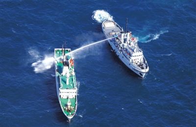 昨日，東海某海域，東海艦隊(duì)拖船使用高壓水炮為地方執(zhí)法船滅火