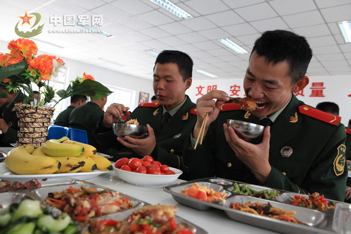 武警伙食費漲三元：平時5菜1湯周末8菜大會餐