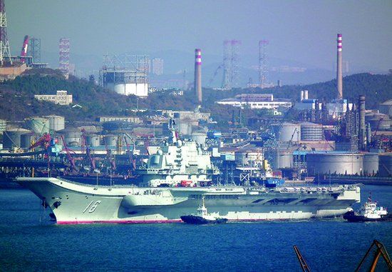遼寧艦進(jìn)入大連港口