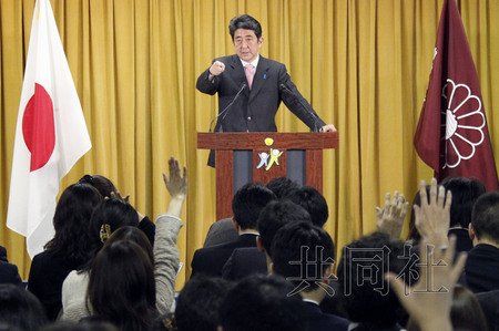 12月17日，日本自民黨總裁安倍晉三17日在黨總部會見記者，表示考慮與日本維新會和眾人之黨攜手修改憲法。