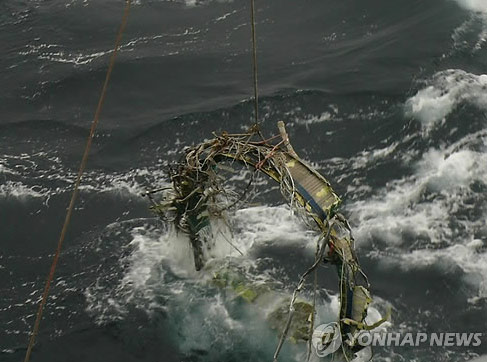 韓國防部23日表示，于本月21日又打撈了三塊朝鮮遠(yuǎn)程火箭“銀河3”號(hào)的殘骸，打撈地點(diǎn)在之前打撈一級(jí)火箭氧化劑桶附近1-2公里海域內(nèi)。（圖片來源：韓聯(lián)社）