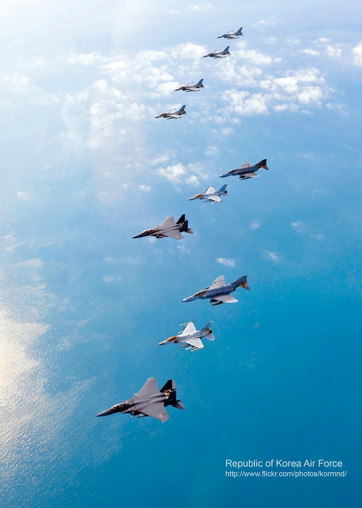 圖為韓空軍KF-16戰(zhàn)機(jī)、F-4戰(zhàn)機(jī)、F-15K兩代三型戰(zhàn)機(jī)編隊(duì)升空練作戰(zhàn)。
