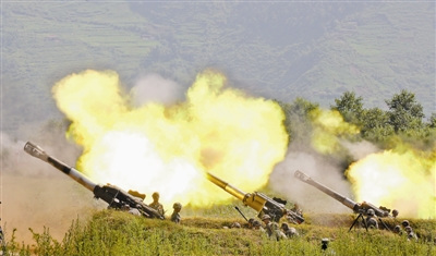 圖為炮兵群齊射