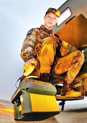 燈光班戰(zhàn)士乘坐布設(shè)車在跑道上快速布燈。