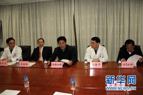 西藏自治區(qū)政府主席洛桑江村(左三)、副主席邊巴扎西(右一)一行來到解放軍總醫(yī)院，向牽頭“慈善援藏”救助活動的解放軍總醫(yī)院醫(yī)護人員表達謝意并贈送牌匾。蔡琳琳 攝