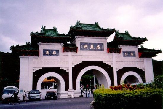 位于臺北的忠烈祠供奉著從孫中山革命，到抗日戰(zhàn)爭，解放戰(zhàn)爭所有陣亡國民黨士兵的靈位。