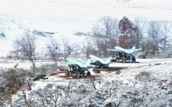 朝鮮公開的照片顯示，在三輛牽引車輛上各自搭載了一架無人機。