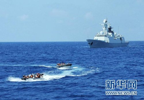 3月28日，十余名臨檢拿捕隊(duì)員從玉林艦出發(fā)，乘小艇駛向模擬可疑商船的艦只。