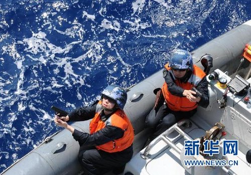 　3月28日，十余名臨檢拿捕隊(duì)員乘小艇駛至模擬可疑商船下方水面。