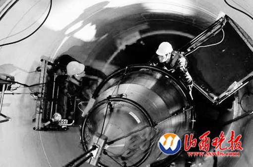 美國空軍人員將一枚“民兵3”型洲際彈道導(dǎo)彈導(dǎo)入制導(dǎo)設(shè)備。