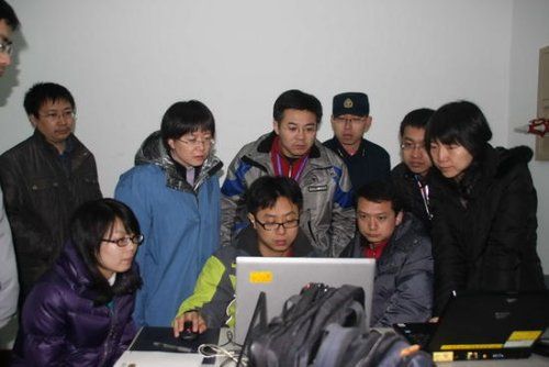 　資料圖：周紅麗（左三）和試驗(yàn)隊(duì)員判讀試驗(yàn)數(shù)據(jù)。