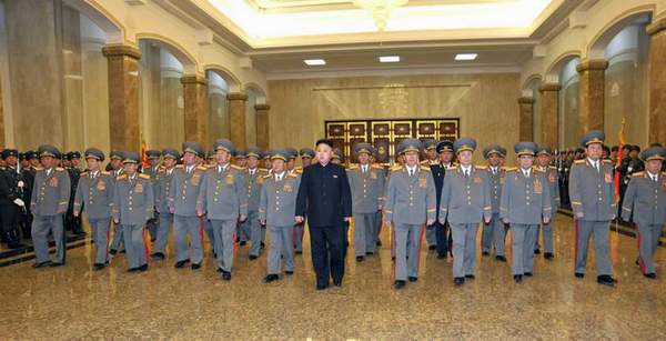 朝鮮最高領(lǐng)導(dǎo)人金正恩于15日零時(shí)率領(lǐng)朝鮮軍方高級(jí)干部參拜了安置金日成和金正日遺體的錦繡山太陽(yáng)宮。