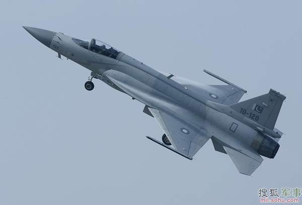 巴基斯坦梟龍戰(zhàn)機獻(xiàn)技珠海航展。