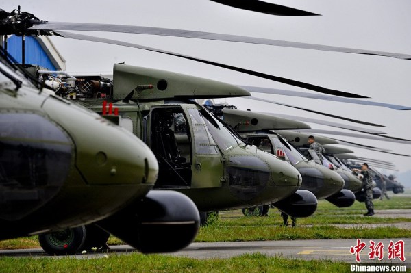 4月22日，成都軍區(qū)十三野戰(zhàn)軍陸航旅抗震救災(zāi)英雄團(tuán)的直升機(jī)群，抓住四川雅安地震災(zāi)區(qū)日落前夕濃積雨霧天