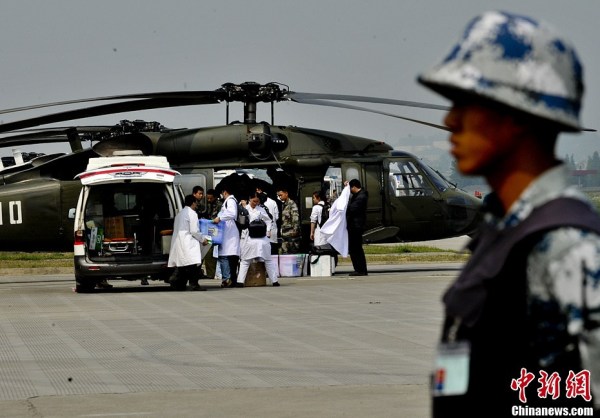 　4月22日，成都軍區(qū)十三野戰(zhàn)軍陸航旅抗震救災(zāi)英雄團(tuán)的直升機(jī)群，抓住四川雅安地震災(zāi)區(qū)日落前夕濃積雨霧