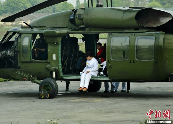 4月22日，成都軍區(qū)十三野戰(zhàn)軍陸航旅抗震救災(zāi)英雄團(tuán)的直升機(jī)群，抓住四川雅安地震災(zāi)區(qū)日落前夕濃積雨霧天