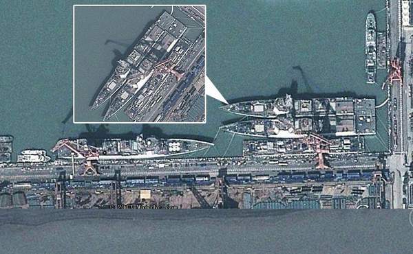 在大型船塢內(nèi)舾裝的兩艘052D導(dǎo)彈驅(qū)逐艦，注意右側(cè)的船塢內(nèi)實(shí)際上正在建造第三艘052D導(dǎo)彈驅(qū)逐艦。