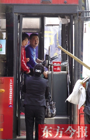 梅麗手持殘疾人證等車時，多次被司機婉言謝絕