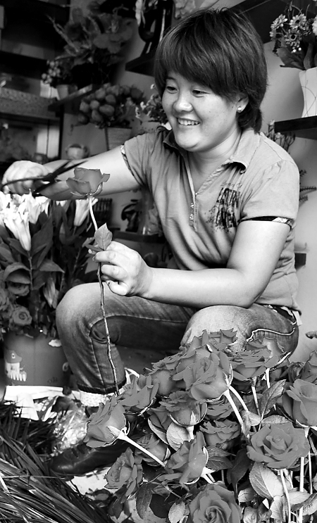 8月21日，內(nèi)黃縣一家鮮花店的工作人員正在包裝鮮花。