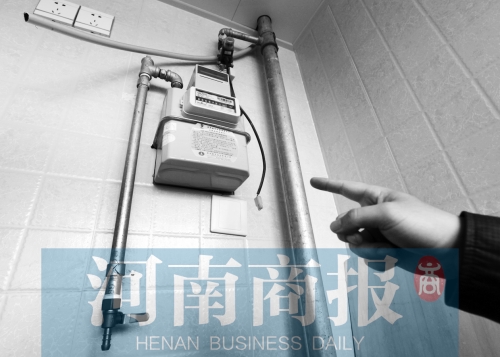 天然氣管裸露，有居民稱安裝好的燃氣灶具一直閑置