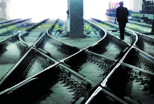 ▲鄭州地鐵1號線醫(yī)學(xué)院站，地下18米縱橫交錯的鐵軌伸向遠方。