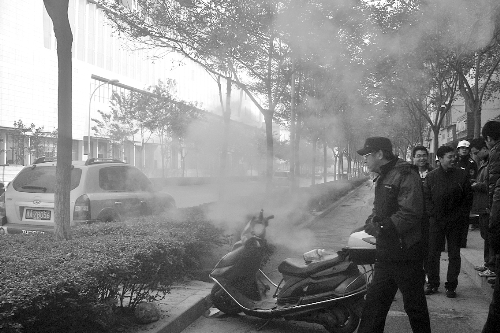 暖氣管爆裂，熱水熱氣從花壇中噴出。