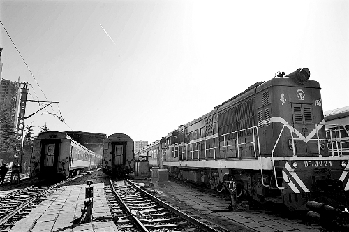 　　鄭州車輛段，擦拭一新的列車整裝待發(fā)。