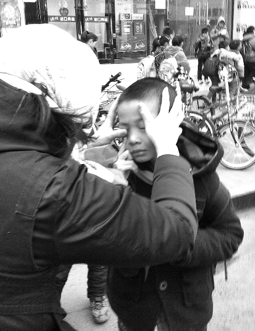 春天風(fēng)沙大，一孩子被風(fēng)沙瞇了眼