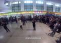 火車站候車大廳紅歌快閃迎國慶！百人互動，震撼現(xiàn)場嗨翻天！