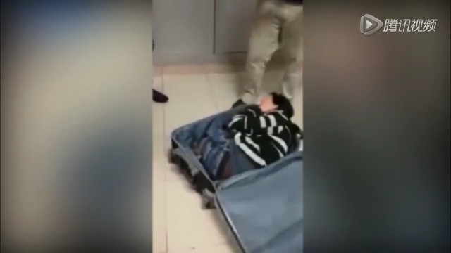 實拍男子將女友塞進(jìn)行李箱 欲偷渡到土耳其被抓