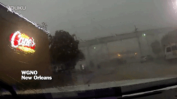 好可怕！大風(fēng)把火車(chē)從橋上吹了下來(lái)