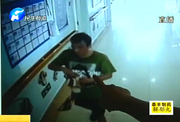 這個賊 誰都想扇他！