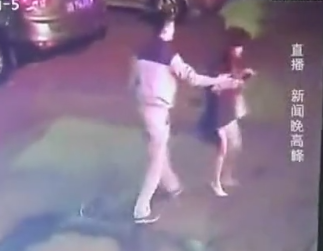 女子深夜搭順風車回家 被強拉車內(nèi)搶劫強奸